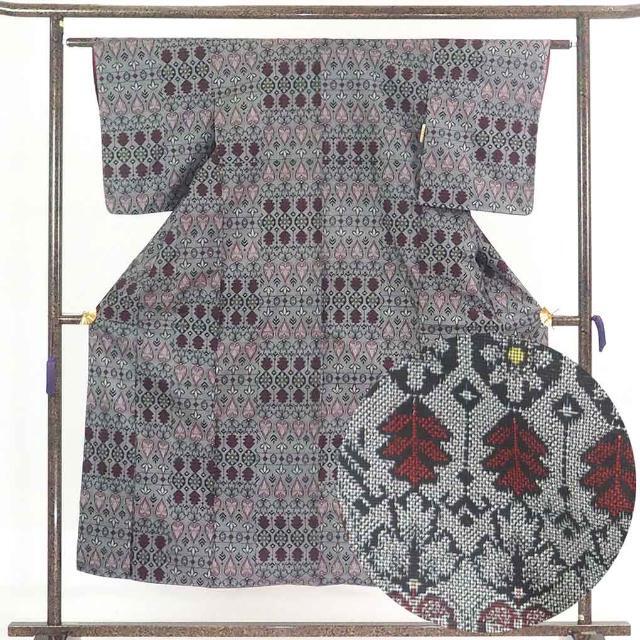 リサイクル着物 紬 黒地 先染連続模様 袷 正絹 着物 未使用品 レディース 秋冬春用 シルク ブラック 裄SSサイズ リユース【あす楽】【中古】身丈150cm 裄60cm 前幅22.5cm 後幅28cm 袖丈49cm