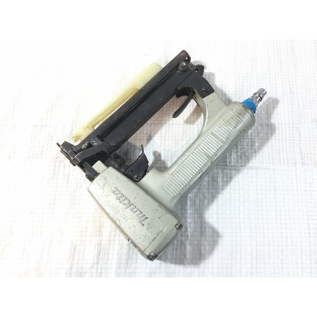 新作販売中 【中古品】マキタ(makita) 常圧エアタッカ 10mm AT1025AK【代引き・領収書OK】 エアーツール 