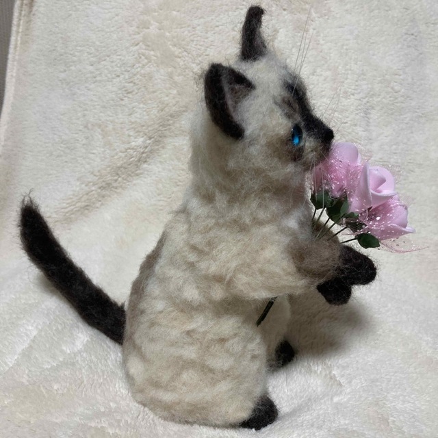 羊毛フェルト ハンドメイド お花を持ったシャム猫の子猫ちゃん 猫 プレゼントにも