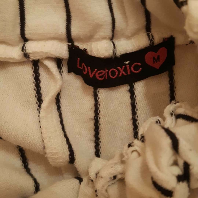 lovetoxic(ラブトキシック)のラブトキシックLovetoxic白黒ストライプ柄スカートキュロットM150 キッズ/ベビー/マタニティのキッズ服女の子用(90cm~)(スカート)の商品写真