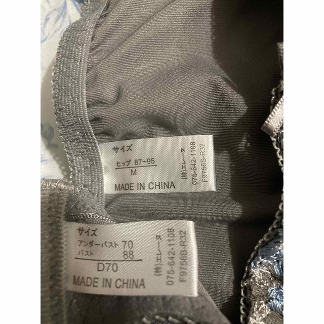 花柄刺繍入りのブラ＆ショーツ(グレー) レディースの下着/アンダーウェア(ブラ&ショーツセット)の商品写真