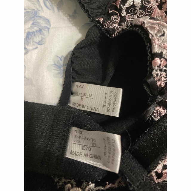 花柄刺繍入りのブラ＆ショーツ(ブラック) レディースの下着/アンダーウェア(ブラ&ショーツセット)の商品写真