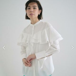 アナイ(ANAYI)の☆ご専用☆　お値下げ　美品アナイ　コンパクトコットンラッフルブラウス  2022(シャツ/ブラウス(長袖/七分))