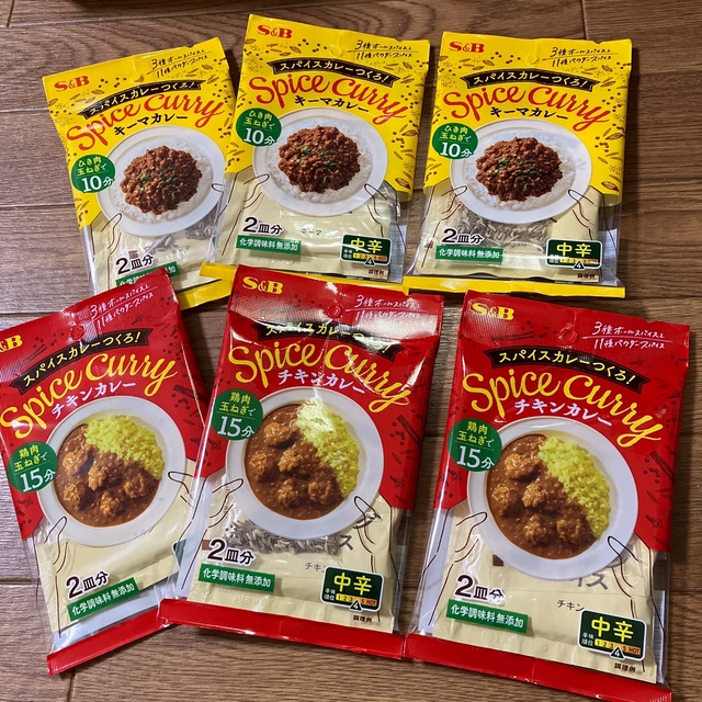 ハウス食品(ハウスショクヒン)のエスビー スパイスカレー キーマカレー チキンカレー  パウダースパイス 食品/飲料/酒の加工食品(レトルト食品)の商品写真