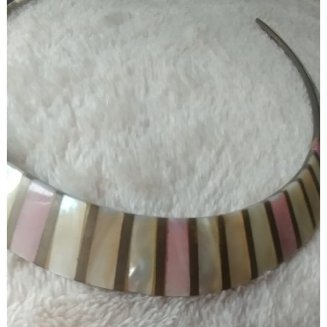 【ヴィンテージ】ネックリング ／ピンク＆ホワイト＆イエローシェル レディースのアクセサリー(ネックレス)の商品写真