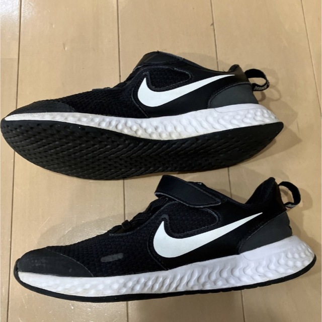 NIKE(ナイキ)のNIKE キッズ　スニーカー　レボリューション　20.5cm キッズ/ベビー/マタニティのキッズ靴/シューズ(15cm~)(スニーカー)の商品写真