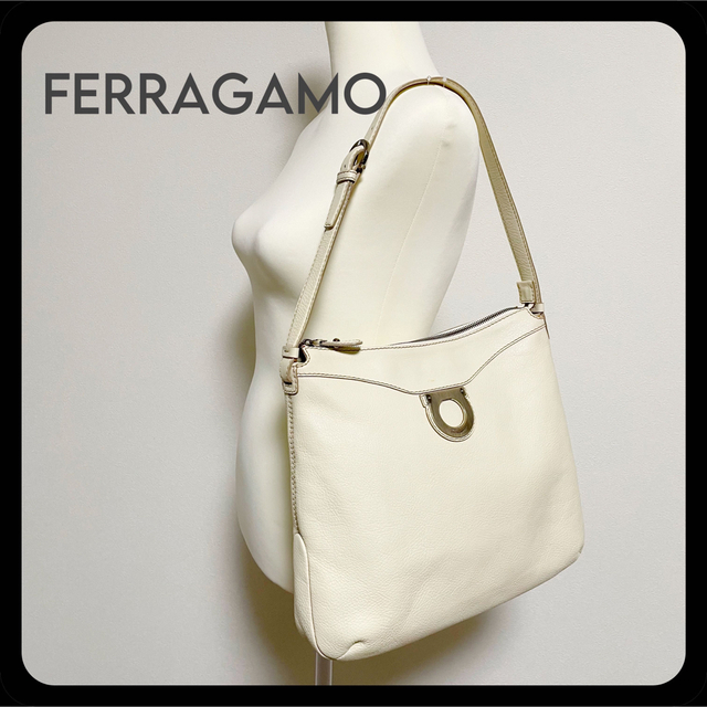 【美品】FERRAGAMO フェラガモ ショルダーバッグ ホワイト ガンチーニ