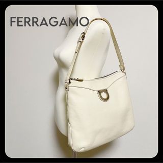 サルヴァトーレフェラガモ(Salvatore Ferragamo)の【美品】FERRAGAMO フェラガモ ショルダーバッグ ホワイト ガンチーニ(ショルダーバッグ)