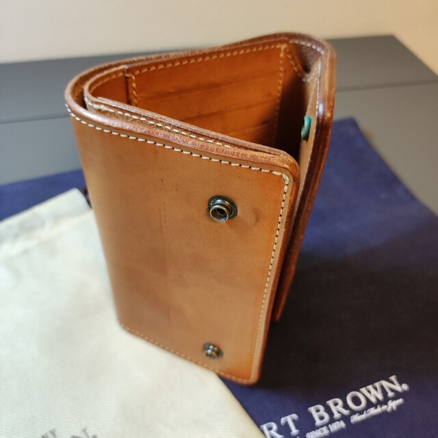 ART BROWN(アートブラウン)のサドルレザー  三つ折り 財布 ボディバック ワンショルダー 本革 タン メンズのファッション小物(折り財布)の商品写真