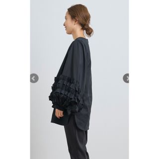サークルフリルスリーブブラウス yori ブラックの通販 by pari♡shop
