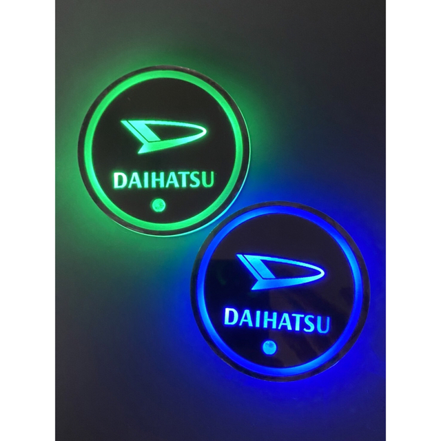 ダイハツ(ダイハツ)のDAIHATSUロゴ入り　光るLEDコースター　ドリンクコースター 自動車/バイクの自動車(車内アクセサリ)の商品写真