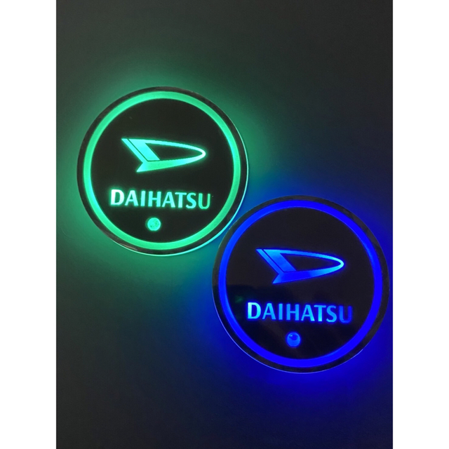 ダイハツ(ダイハツ)のDAIHATSUロゴ入り　光るLEDコースター　ドリンクコースター 自動車/バイクの自動車(車内アクセサリ)の商品写真