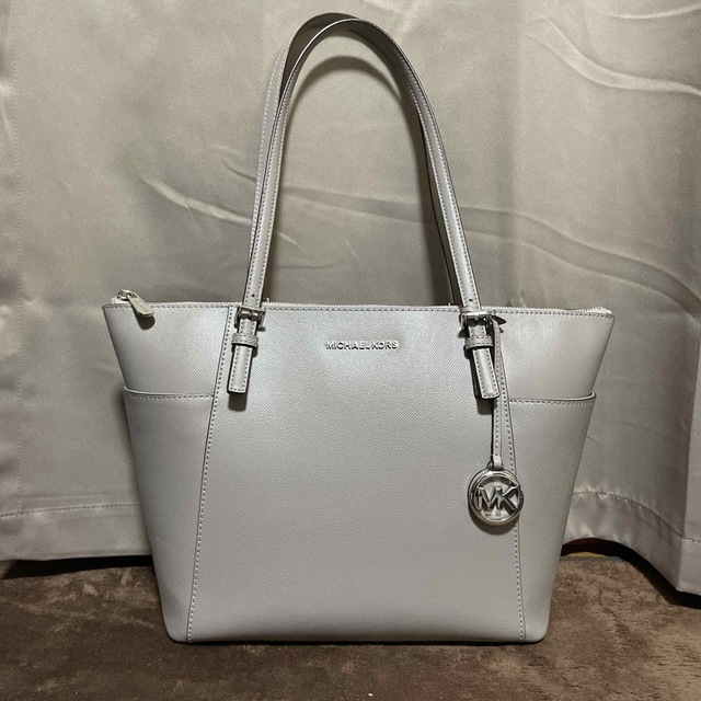 トートバッグMICHAEL KORS ラージ　トップジップ　トート　パールグレー