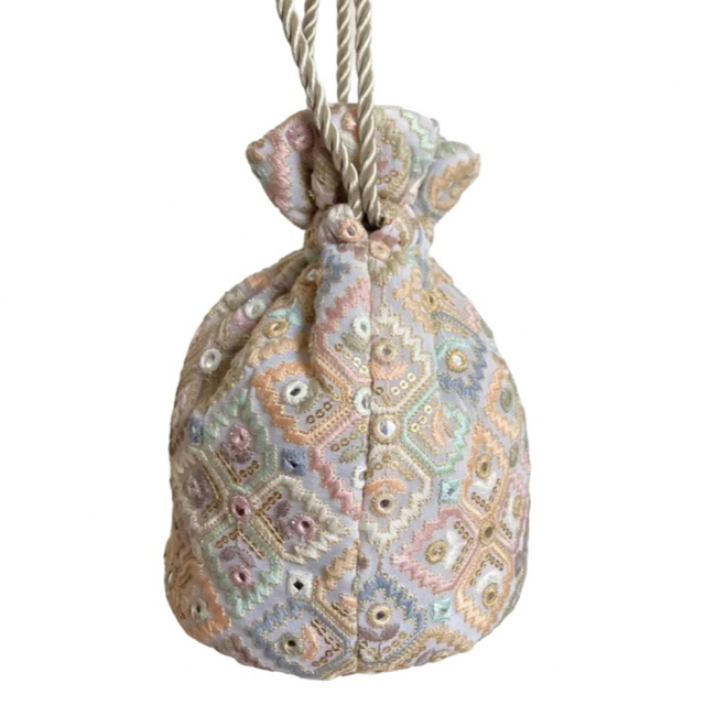 Lochie(ロキエ)のインド刺繍 丸底 巾着バッグ 2way ミラーワーク インド刺繍リボン 巾着 レディースのバッグ(ショルダーバッグ)の商品写真