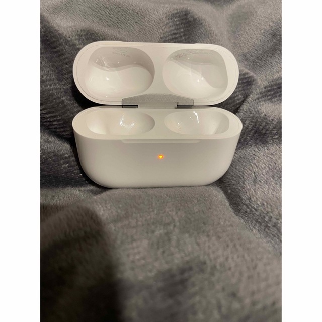 Apple(アップル)のAirPods Pro 本体充電ケース単品 スマホ/家電/カメラのオーディオ機器(ヘッドフォン/イヤフォン)の商品写真