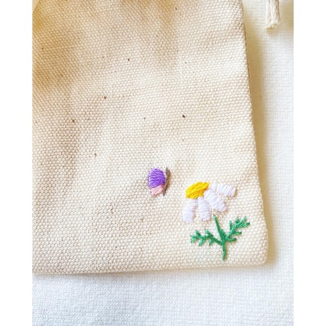 手刺繍おはなとちょうちょのお守り袋　御守り袋　ハンドメイド ハンドメイドのハンドメイド その他(その他)の商品写真