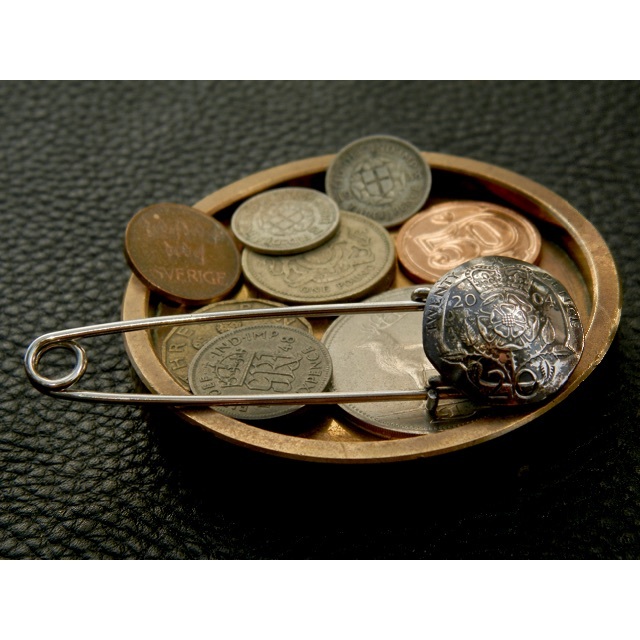 ＃B66 UK Coin Brooch レディースのアクセサリー(ブローチ/コサージュ)の商品写真