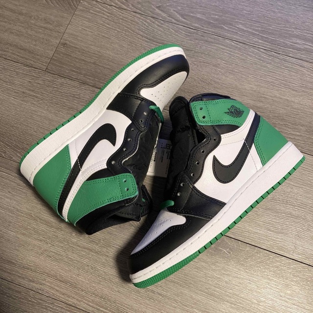 Jordan Brand（NIKE）(ジョーダン)のGS Jordan 1 High OG Celtics/Lucky Green レディースの靴/シューズ(スニーカー)の商品写真