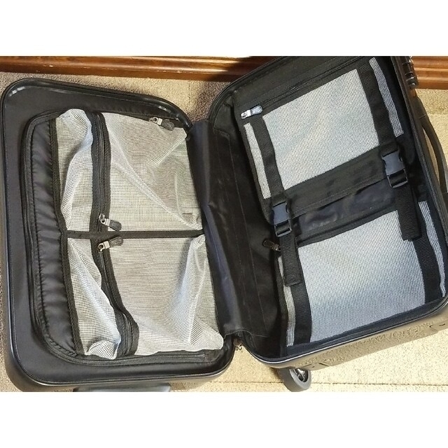 メルセデス ベンツ キャリーケース スーツケース 黒 鍵付き ポーチ付き メンズのバッグ(トラベルバッグ/スーツケース)の商品写真