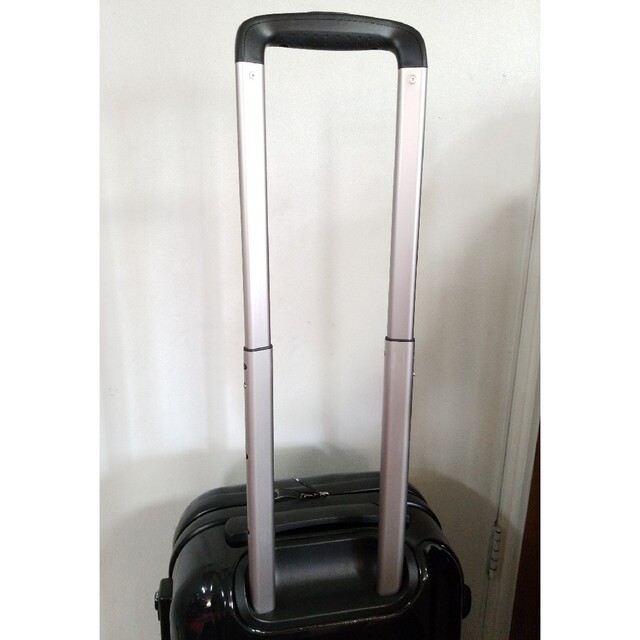 メルセデス ベンツ キャリーケース スーツケース 黒 鍵付き ポーチ付き メンズのバッグ(トラベルバッグ/スーツケース)の商品写真