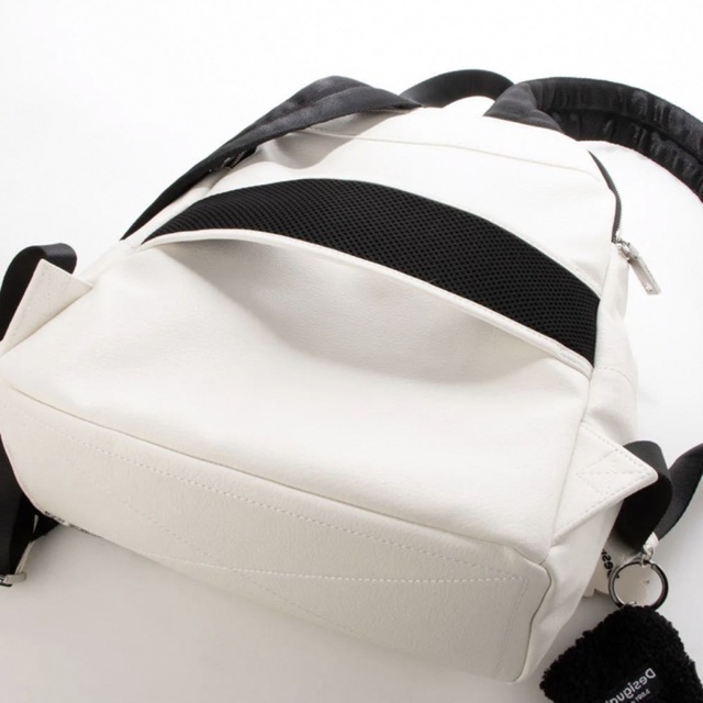 DESIGUAL(デシグアル)の新品　タグ付き♪ デシグアル　ミッキー　リュックサック　ホワイト　大特価 レディースのバッグ(リュック/バックパック)の商品写真