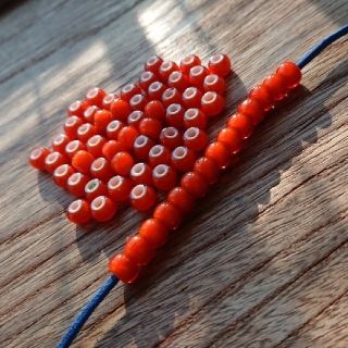 新品＊20粒7㎜ オレンジ ホワイトハーツビーズ フェザー ネックレス 革紐(ネックレス)
