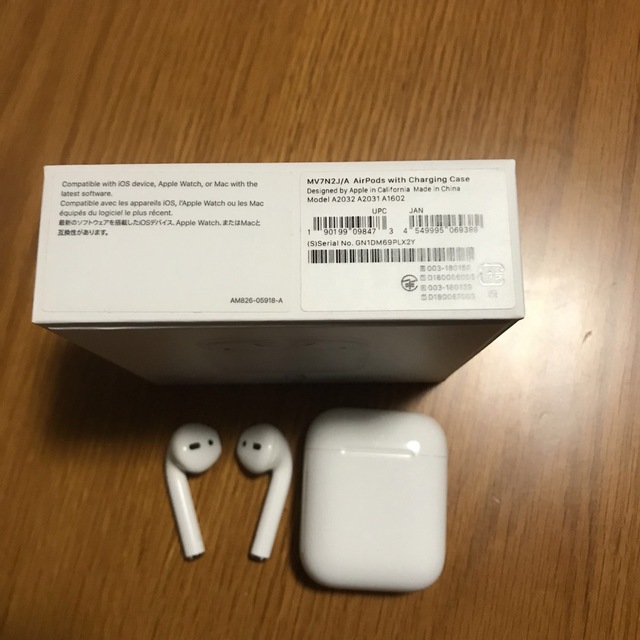 Apple(アップル)のApple 純正品  AirPods 第2世代  両耳イヤホン&充電ケース スマホ/家電/カメラのオーディオ機器(ヘッドフォン/イヤフォン)の商品写真