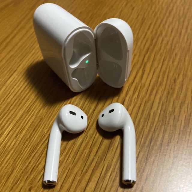 Apple(アップル)のApple 純正品  AirPods 第2世代  両耳イヤホン&充電ケース スマホ/家電/カメラのオーディオ機器(ヘッドフォン/イヤフォン)の商品写真