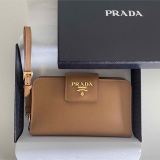 プラダ(PRADA)の〈新品〉PRADA スマホも入るコンパクト財布 サフィアーノ(iPhoneケース)