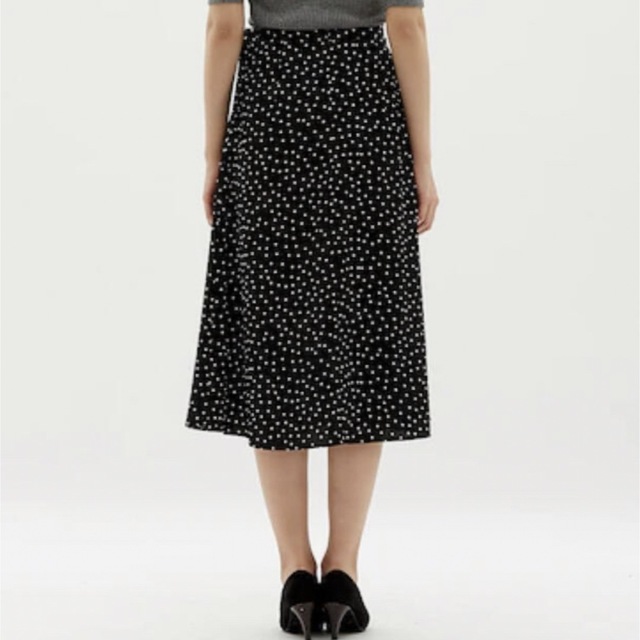 GU(ジーユー)のGU ジーユー　ドットフレアミディスカート　巻きスカート風　美品　ブラック レディースのスカート(ひざ丈スカート)の商品写真