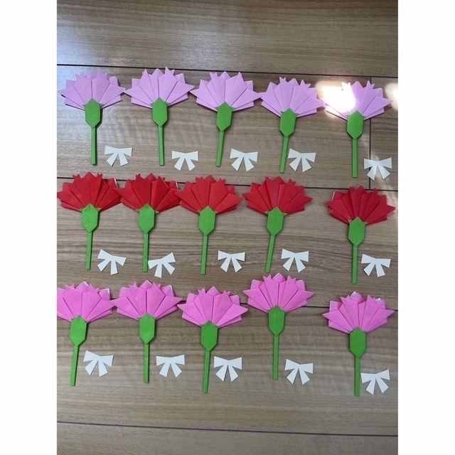 折り紙で作ったカーネーション　15本2セットと薔薇のセット ハンドメイドのフラワー/ガーデン(その他)の商品写真