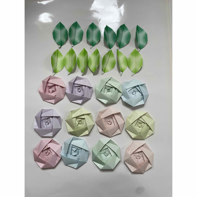 折り紙で作ったカーネーション　15本2セットと薔薇のセット ハンドメイドのフラワー/ガーデン(その他)の商品写真