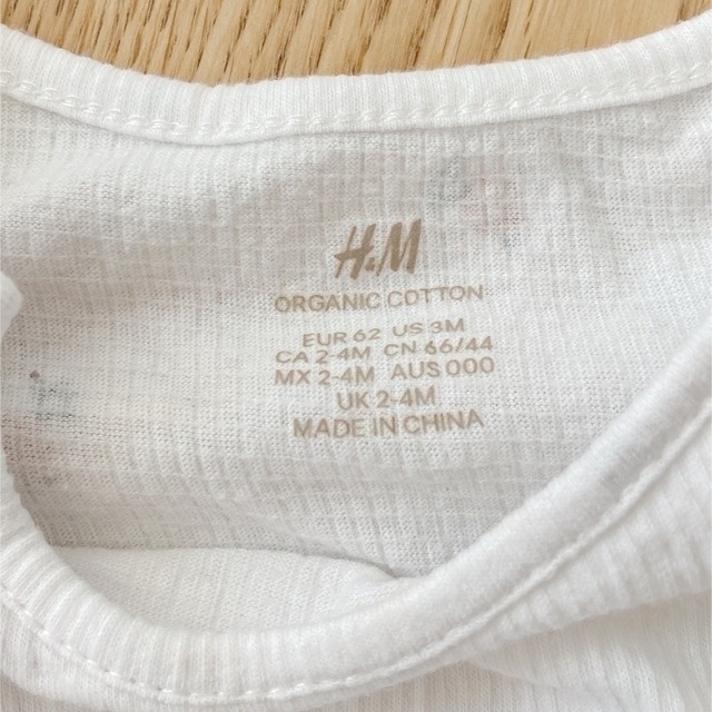 H&M(エイチアンドエム)のＨ&M オーガニックコットン ロンパース キッズ/ベビー/マタニティのベビー服(~85cm)(ロンパース)の商品写真