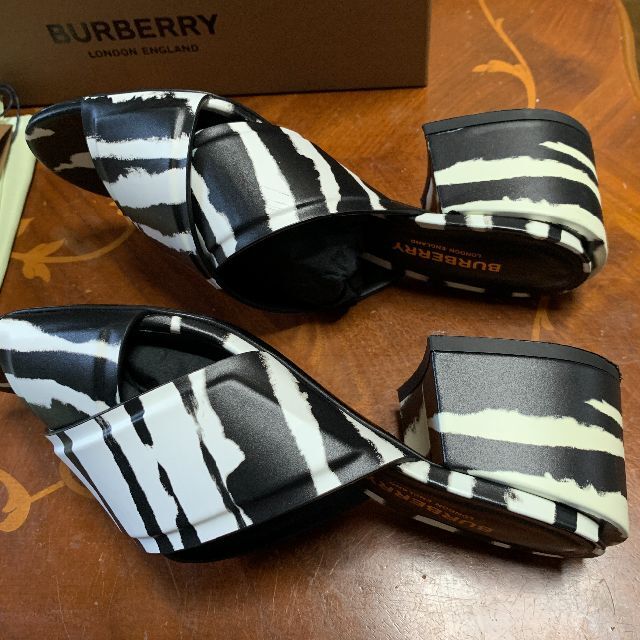 BURBERRY(バーバリー)の箱付き！ BURBERRY レディース サンダル 23.5cm レディースの靴/シューズ(サンダル)の商品写真