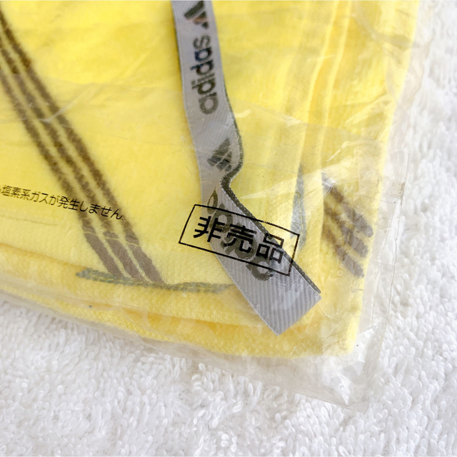 adidas(アディダス)の【新品】adidas アディダス　オリジナルハンドタオル　鮮やかな黄色　ブランド メンズのファッション小物(ハンカチ/ポケットチーフ)の商品写真