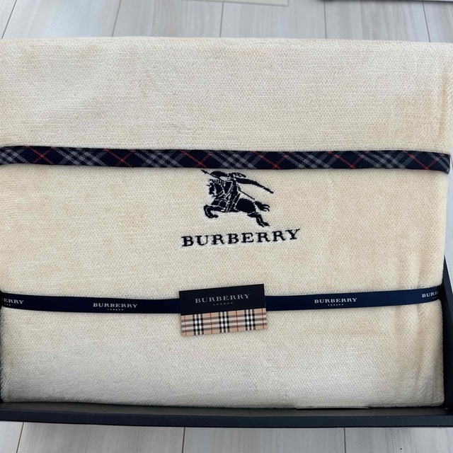 BURBERRY - Burberry コットンボアシーツの通販 by 3b___ys