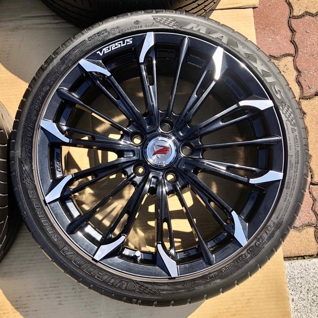 18インチ レイズ ベルサス トリアイナ 215/40R18 215/40/18 自動車/バイクの自動車(タイヤ・ホイールセット)の商品写真