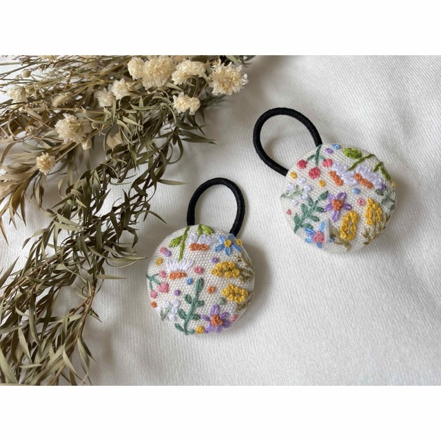 展示品》手刺繍お花畑のヘアゴムセット ハンドメイド - ヘアアクセサリー