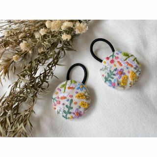 《展示品》手刺繍お花畑のヘアゴムセット　ハンドメイド(ヘアアクセサリー)