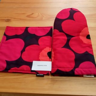 マリメッコ(marimekko)のmarimekko 鍋つかみ鍋敷きセット🌷(収納/キッチン雑貨)