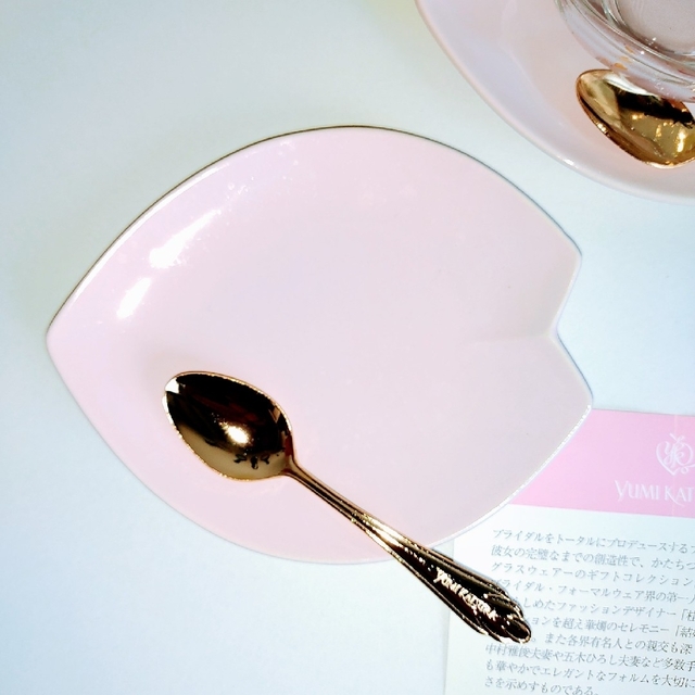 YUMI KATSURA(ユミカツラ)の新品未使用ユミカツラ(桂由美)ティーカップ、ハート型受け皿、スプーンの5個セット インテリア/住まい/日用品のキッチン/食器(食器)の商品写真