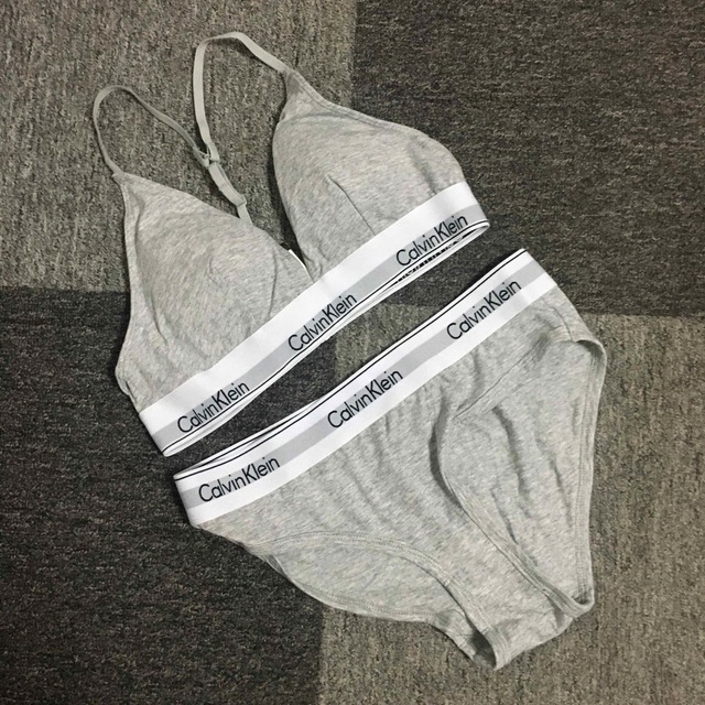 ck Calvin Klein(シーケーカルバンクライン)のカルバンクライン　レディース　上下セット　三角ブラ&ショーツ　灰　下着　M レディースの下着/アンダーウェア(ブラ&ショーツセット)の商品写真