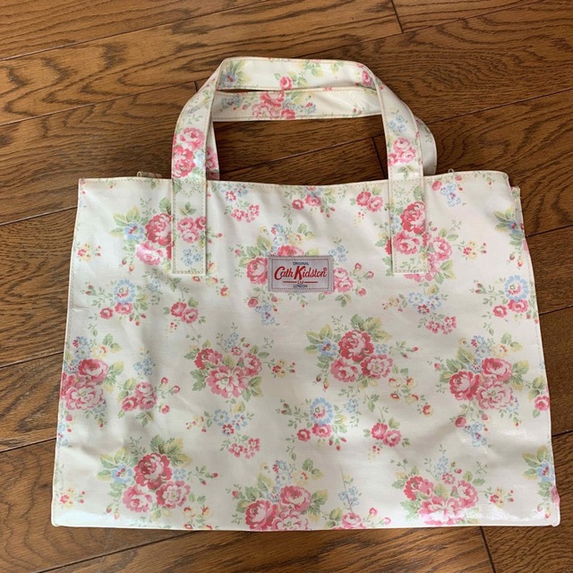 Cath Kidston(キャスキッドソン)のキャスキッドソン エナメルバッグ 花柄  レディースのバッグ(トートバッグ)の商品写真