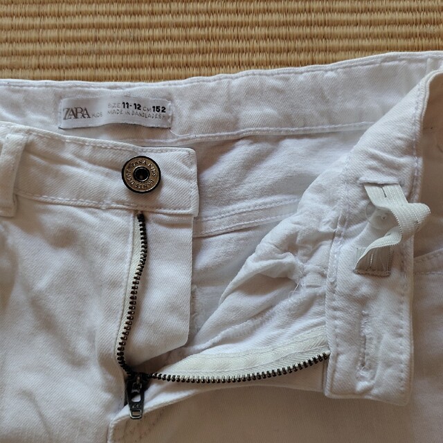 ZARA KIDS(ザラキッズ)のホワイトスキニーパンツZARAsize11-12  CM152 キッズ/ベビー/マタニティのキッズ服男の子用(90cm~)(パンツ/スパッツ)の商品写真