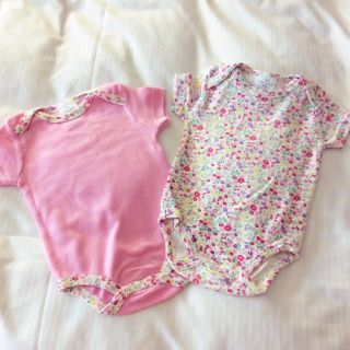 プチバトー(PETIT BATEAU)の新品☆ローラアシュレイ ロンパース 2点セット 0-3M 50 60(肌着/下着)