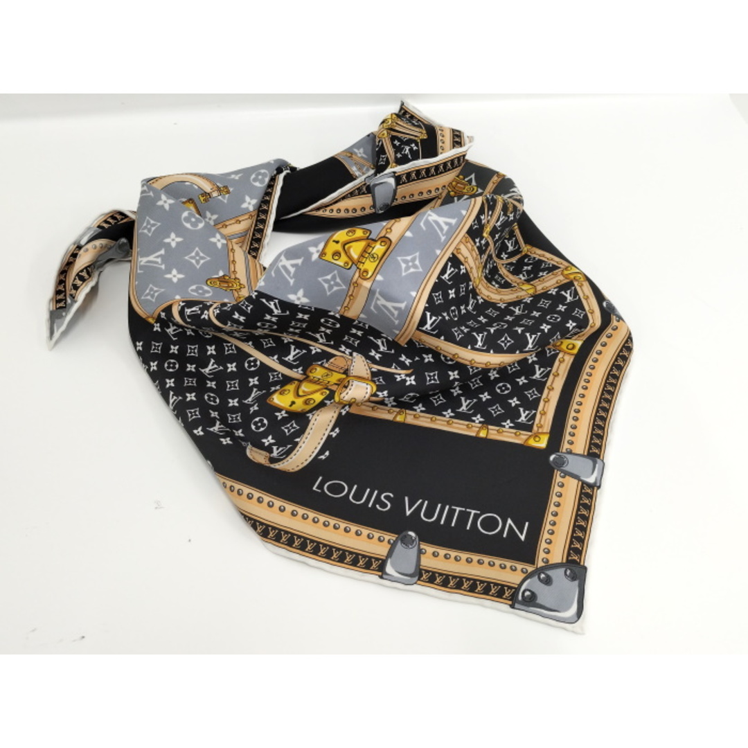 LOUIS VUITTON(ルイヴィトン)のLOUIS VUITTON カレ レッツゴートランク スカーフ ブラック レディースのファッション小物(バンダナ/スカーフ)の商品写真