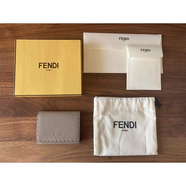 超美品】FENDI 名刺入れ セレリア グレージュ-