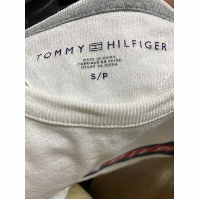 TOMMY HILFIGER(トミーヒルフィガー)のTOMMY HILFIGER Tシャツ ホワイト サイズS レディースのトップス(Tシャツ(半袖/袖なし))の商品写真