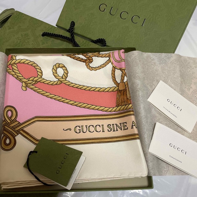 Gucci(グッチ)の⭐️年末お値下げ⭐️【GUCCI】2023年　新品・未使用　大判スカーフ🫶 レディースのファッション小物(バンダナ/スカーフ)の商品写真