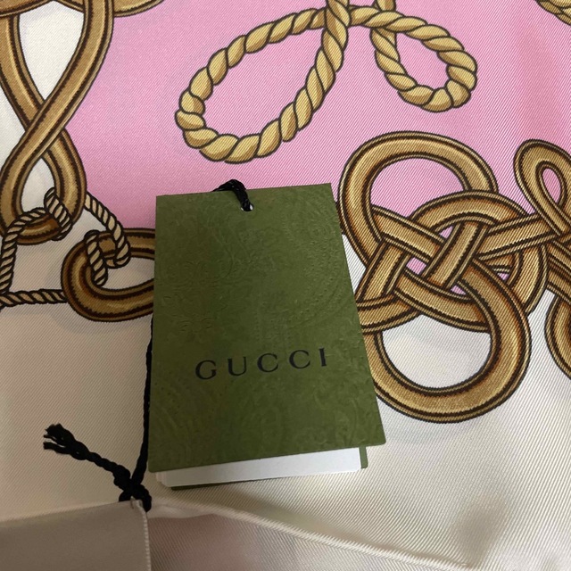 Gucci(グッチ)の⭐️年末お値下げ⭐️【GUCCI】2023年　新品・未使用　大判スカーフ🫶 レディースのファッション小物(バンダナ/スカーフ)の商品写真